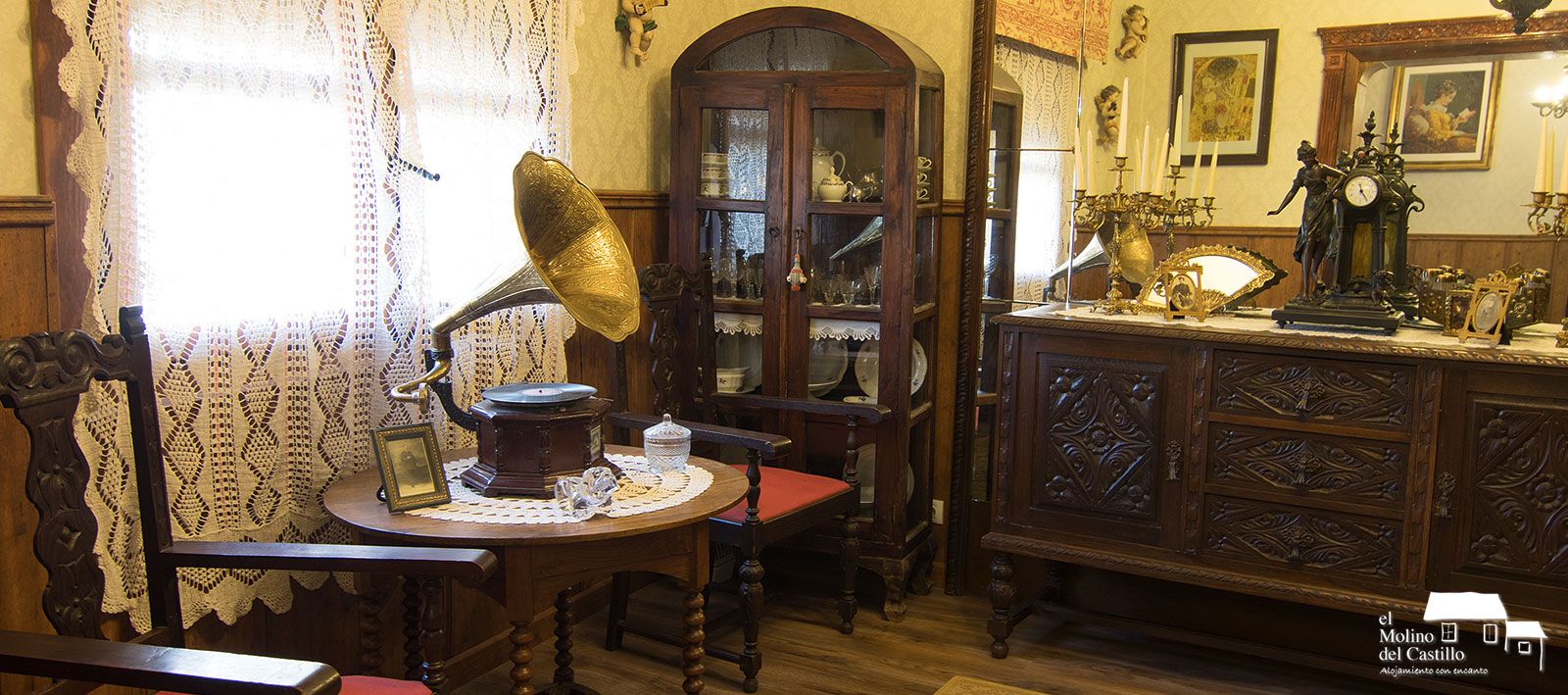 Gran salón con gramófono en la casa rural El Molino del Castillo